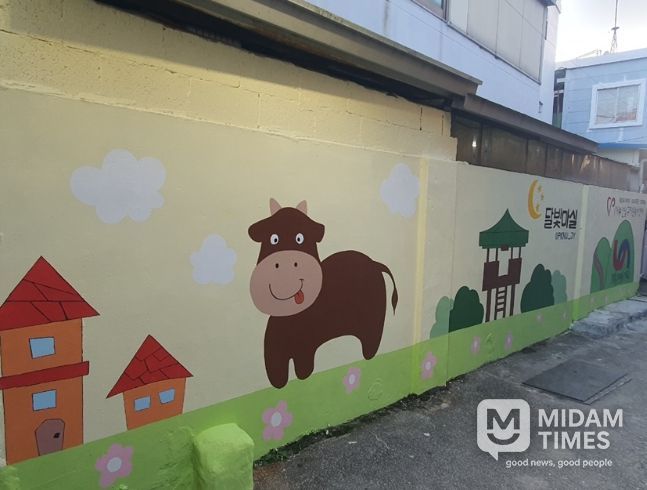 붓끝으로 물든 골목, 마음으로 피어난 마음