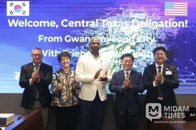 박승원 광명시장(사진 왼쪽 네 번째)이 지난 15일 열린 상호결연도시 미국 오스틴시 중부 텍사스 대표단 방문 간담회에 참석해 기념사진을 촬영하고 있다. 사진 왼쪽부터 마크 듀발(Mark Duval) 오스틴 아시안 상공회의소 대표이사, 크리스티 브라이언트(Kristie Bryant) 오스틴시 자매도시협회 의장, 에릭 존슨(Eric Johnson) 오스틴시 부시 관리자, 박승원 광명시장, 광명시 일일명예시장.