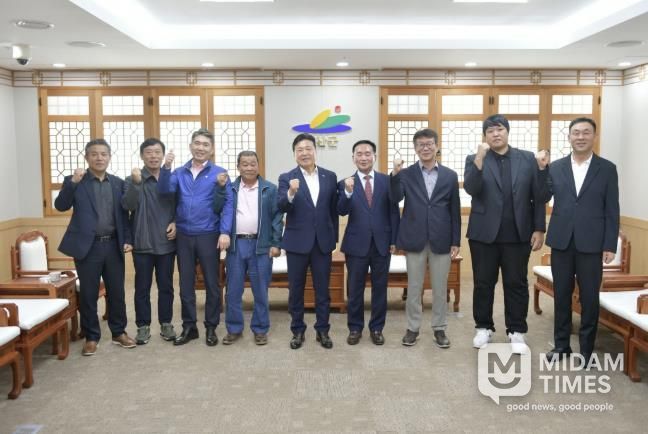 (사)예산군축산단체연합회, 2025년 임원진 내방 인사 기념촬영