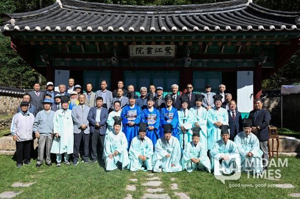 김동근 시장이 10월 15일 문열공 박태보 추향제에서 반남박씨 종중들과 기념사진을 찍고 있다.