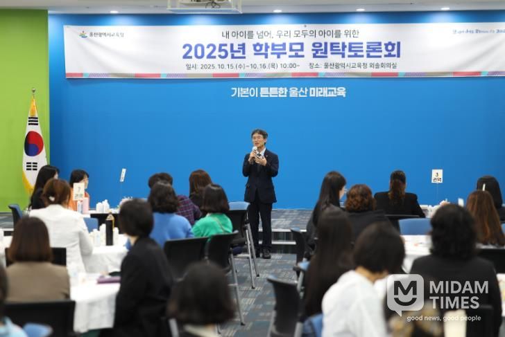 천창수 교육감이 16일 외솔회의실에서 '학부모 원탁토론회'에 참여한 학부모들에게 인사말을 하고 있다