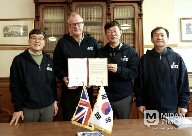 이민근 안산시장(오른쪽 두번째)과 김태훈 안산문화재단 대표이사(왼쪽 첫번째)가 토니 랜케스터 프린지 협회장(왼쪽 두번째)에게 교류의향서를 전달하고 있다.