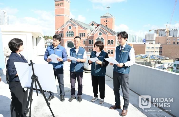 울산 중구의회(의장 박경흠) 복지건설위원회는 17일 중부권 노인복지관 건립 예정지를 찾아 현장점검활동을 펼쳤다