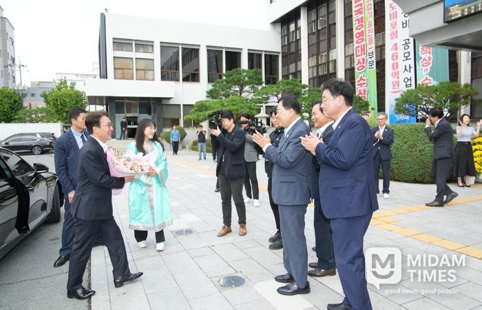 17일 오전 경주시청 앞에서 김민석 국무총리가 주낙영 경주시장, 이동협 경주시의회 의장 등으로부터 환영 인사를 받고 있다.
