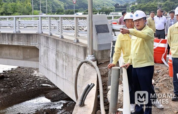 주낙영 경주시장이 공사 안전관리 강화를 위해 현장을 점검하고 있다. 경주시는 주변 10m 내 정류장·횡단보도 등이 있는 건축물은 ‘허가’를 받아야 해체할 수 있도록 조례 개정을 추진하고 있다.
