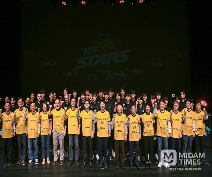 김동근 시장이 10월 18일 KB손해보험 스타즈 배구단의 2025-26 V리그 출정식에서 참석자들과 기념사진을 찍고 있다.