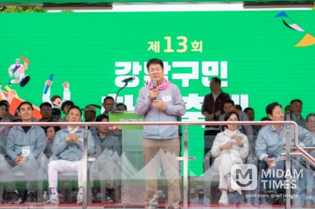 18일 열린 ‘제13회 강남구민 화합축제’에서 이호귀 의장이 축사를 하고 있다.