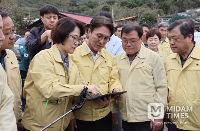 김민석 국무총리가 19일 경남 산청군 시천면을 찾아 산불 피해 및 복구현황을 보고받고 현장을 점검하고 있다.