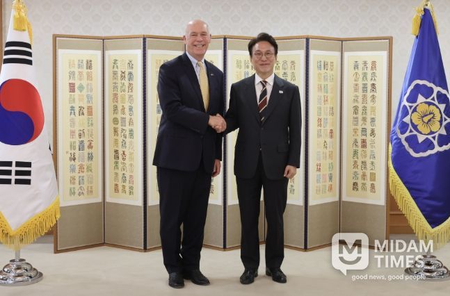 김민석 국무총리가 20일 세종대로 정부서울청사에서 그레그 지안포르테 美 몬태나 주지사를 접견, 인사 및 환담을 나누고 있다.