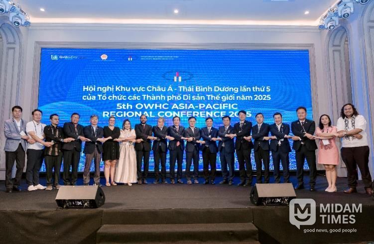 지난 14일 베트남 후에시에서 열린 ‘제5차 세계유산도시기구 아시아·태평양지역 총회’에서 각국 대표들이 기념 촬영을 하고 있다.