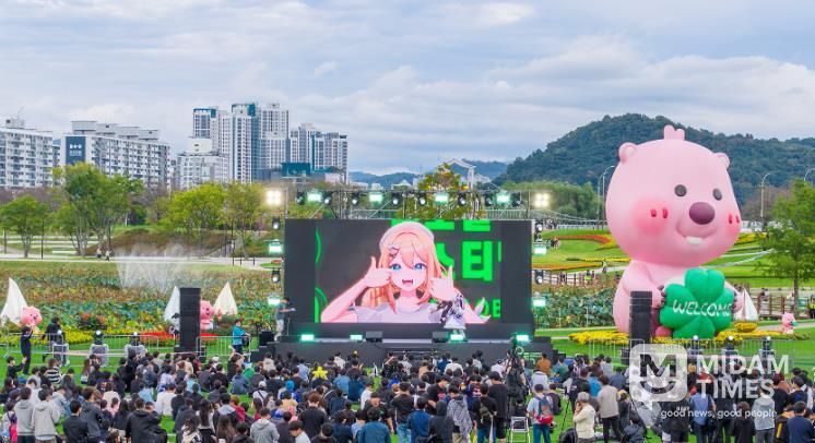 많은 관람객들이 올텐가와 결합한 일러스타 페스를 즐기고 있다