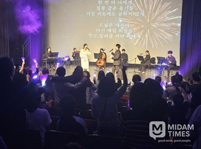 영덕군보건소가 예비 부모를 위해 마련한 힐링음악회 모습.