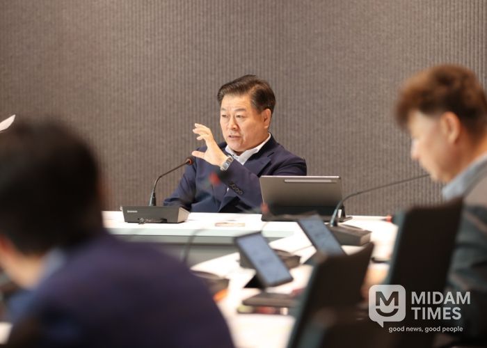 박승원 광명시장이 21일 오전 시청 컨퍼런스룸에서 열린 '광명형 돌봄통합지원 시범사업 추진기반 강화 보고회'에 참석해 발언하고 있다.