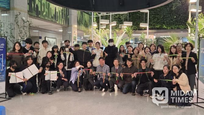 조용익 시장과 전시회 관계자, 참여자들이 기념사진을 찍고 있다.