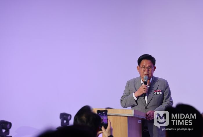 서울디자인고 글로벌 디자인 페스타 패션쇼에 참석한 박강수 마포구청장