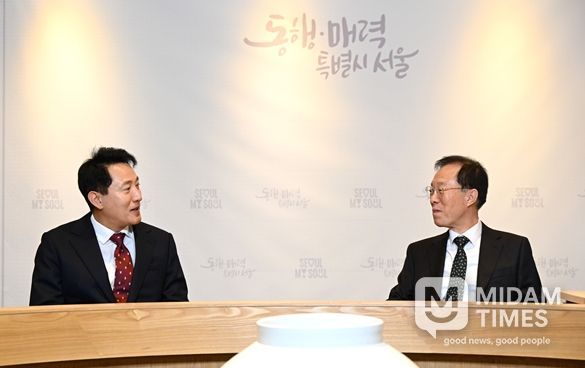 오세훈 서울시장이 22일(수) 오후 이석연 국민통합위원회 신임 위원장을 만나 통합을 위한 협력 방안에 대해 논의하고 있다.