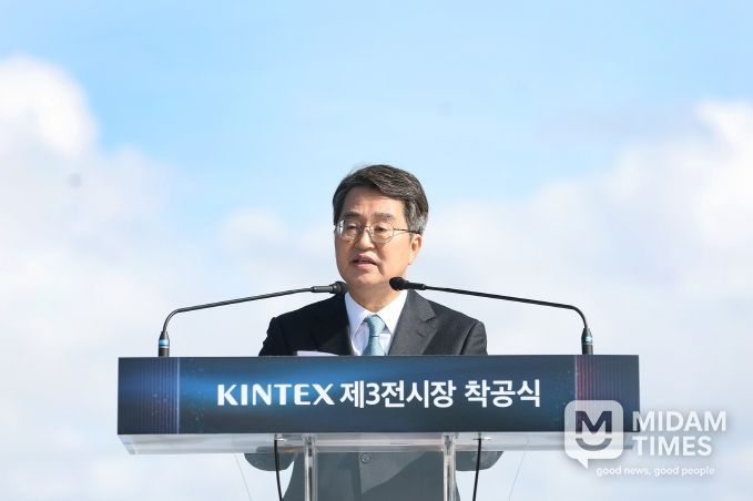 23일 오전 킨텍스 제3전시장 건립공사 현장에서 열린 킨텍스 제3전시장 건립사업 착공식에서 김동연 경기도지사가 축사를 하고있다.