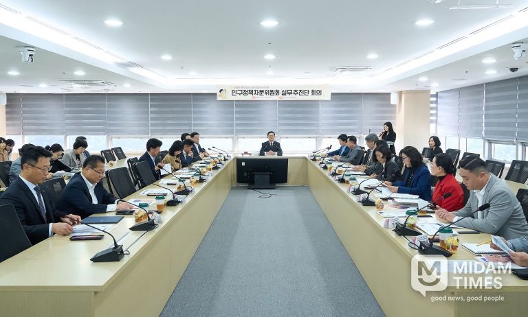 천안시는 23일 시청 중회의실에서 인구정책자문위원회 회의를 개최했다.