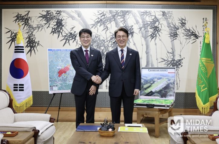 김민석 국무총리가 22일 대구시청 동인청사를 방문, 김정기 대구시장 권한대행과 대구시 현안 사업에 대해 논의를 하고 있다.