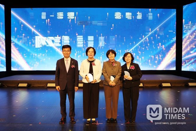 왼쪽부터 왼쪽부터 윤건영 교육감, 이복섬 수석교사, 이경희 교사, 이경하 교사