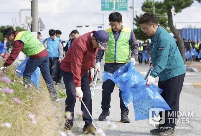 지난 23일 간월도 일원에서 진행된 제14회 아시아 조류박람회 맞이 환경정화 활동