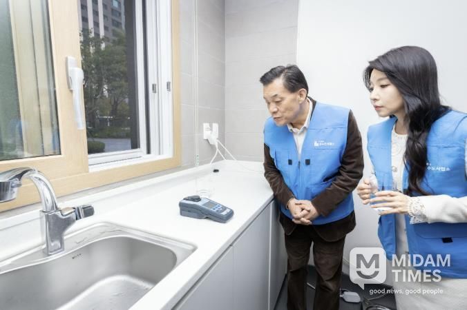 이재준 시장과 수원시 수돗물 홍보대사인 리포터 이단비씨가 탁도계로 수돗물 탁도를 측정하고 있다.