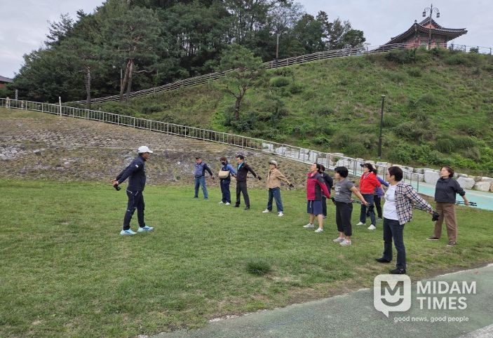 노르딕워킹 전 준비운동 모습