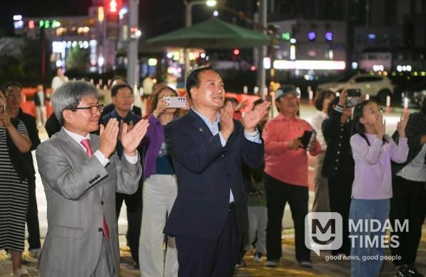 이권재 오산시장이 10월16일 신동아2차아파트 점등식에 참석한 모습