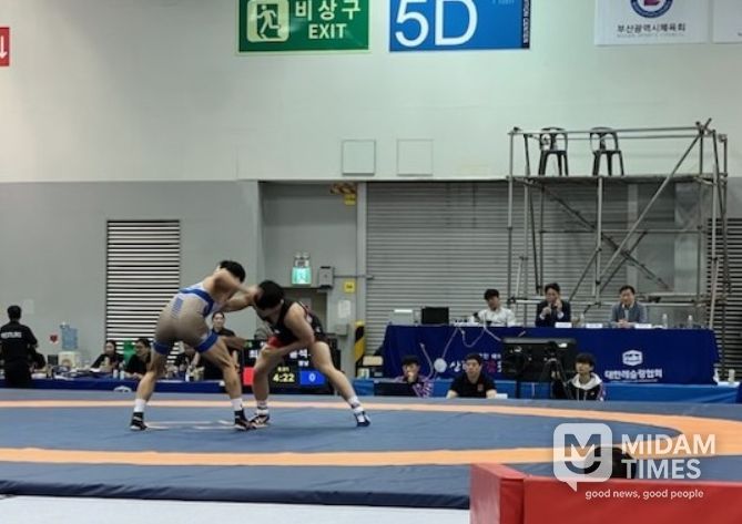 제106회 전국체육대회 레슬링 경기에서 정용석 선수(오른쪽)가 상대 선수와 치열한 경합을 벌이고 있다.