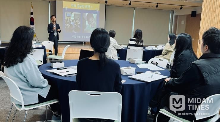 24일 교육연구정보원에서 중등교사들이 '수석교사 수업나눔 한마당 직무연수'를 하고있다