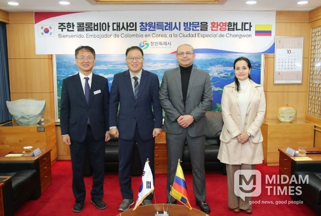 왼쪽부터 장금용 창원특례시장 권한대행, 알레한드로 펠라에스 로드리게스 주한 콜롬비아 대사