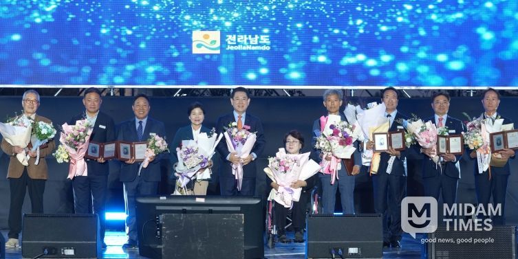 김영록 전라남도지사가 24일 도청 OK도민광장에서 열린 ‘제29회 전라남도 도민의 날’ 기념행사에 참석해 자랑스러운 전남인 상을 시상하고 기념촬영을 하고 있다.