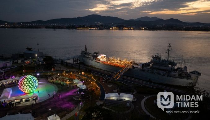 김포시가 25일 김포함상공원 및 대명항 일대에서 ‘2025 김포 선셋 페스타 위드 로컬푸드 다이닝’ 행사를 개최했다.