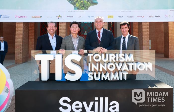 24일 스페인 세비야 피베스에서 TIS 2025 폐막식 후 이상일 시장(왼쪽 둘째)이 아르투로 베르날 안달루시아 주 관광부 장관(오른쪽 둘째), 알베르트 플라나스 네벡스트 CEO(왼쪽 첫째), 미겔 안토니오 네벡스트 회장과 기념사진을 촬영하고 있다