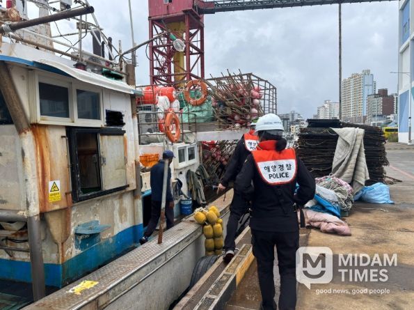 오염 원인 규명을 위해 탐문조사중인 울산해경