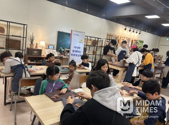 강북교육지원청은 25일 독도의 날을 맞아 화목공방에서 자녀와 학부모가 함께하는 체험교육을 열었다