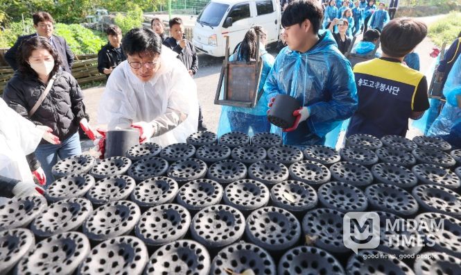 이웃에 온기를 전하는사랑더함 연탄봉사에 동행