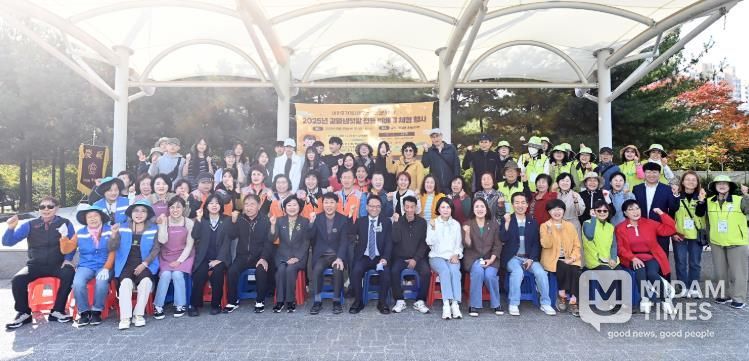 부평구, ‘갈월샘텃밭 전통 벼 베기 체험행사’ 성황리 개최