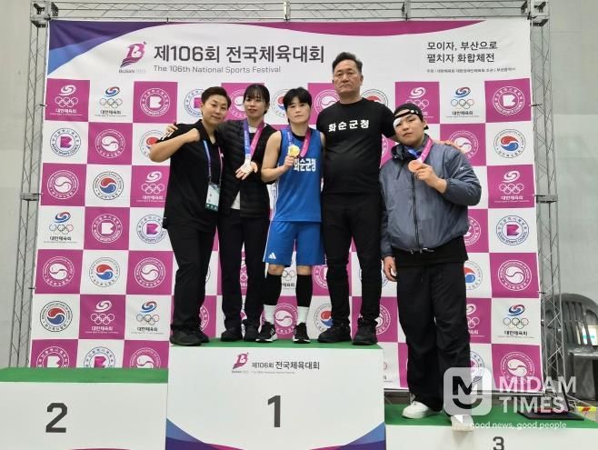 화순군청 복싱부(왼쪽부터 박지선 코치, 임애지 선수, 박초롱 선수, 박구 감독, 주태웅 선수)