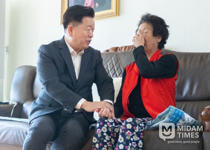 박승원 광명시장이 27일 철산1동 ‘우리동네 시장실’의 일환으로 취약계층 반찬 나눔 봉사에 참여한 뒤 주민과 대화를 나누고 있다.