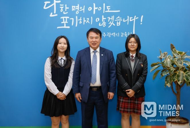 이정선 광주시교육감(왼쪽 2번째)이 27일 본청 교육감실에서 새로 선출된 15기 고등의회 김나영 의장(살레시오여고 2학년, 왼쪽 1번째)와 김민아 부의장(빛고을고 2학년, 왼쪽 세 번째)를 만나 기념사진을 촬영하고 있다.