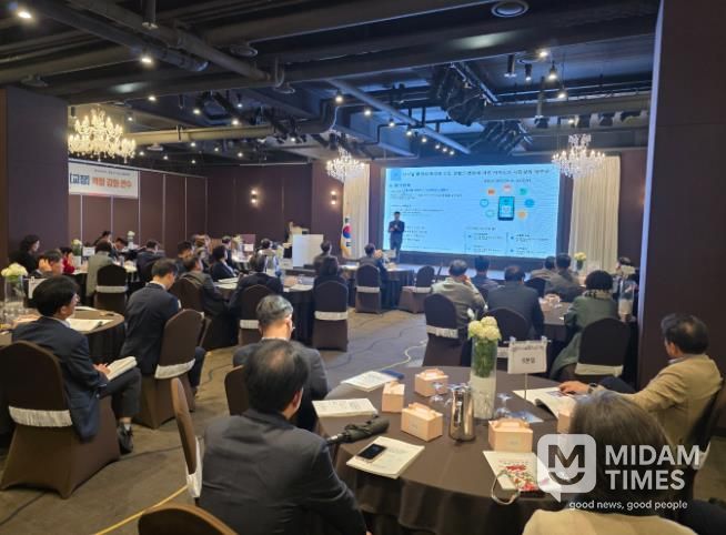 울산교육청은 24일 JW컨벤션에서 고등학교 교장을 대상으로 '교실혁명, 교육과정 자율화 지원 역량 강화 연수'를 열었다