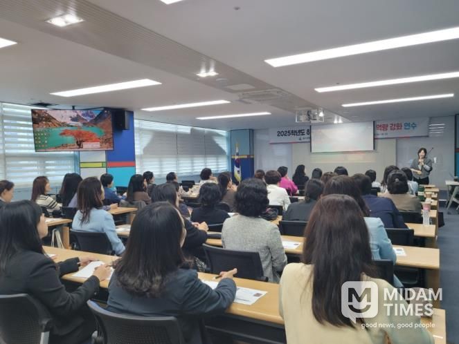 울산교육청은 24일 다산홀에서 위클래스 담당 교사를 대상으로 '청소년 도박 문데 효과적 대응을 위한 역량 강화 연수'를 열었다
