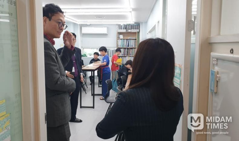 강북교육지원청 박상걸 행정지원국장이 27일 써니영어학원에서 특별 정기 지도점검을 했다
