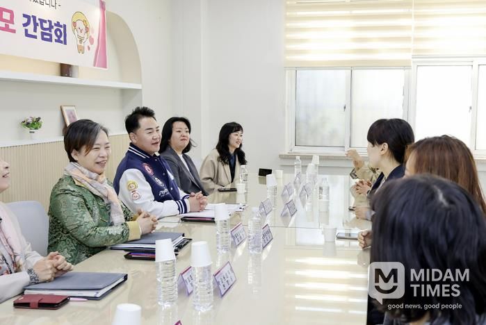 오언석 도봉구청장이 지역 학부모들과 교육현안에 대해 논의하고 있다