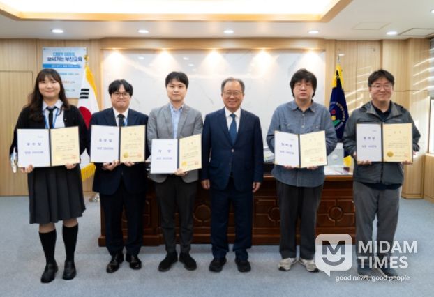 ‘업무 자동화 프로그램 개발대회’ 우수작 시상식(맨 왼쪽부터 인성체육급식과 박경령 주무관, 총무과 홍민기 주무관, 부산사대부고 권보성 교사, 김석준 교육감, 동명초 신욱재 주무관, 동래고 임병율 교사)