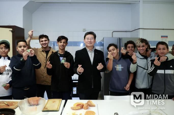 27일 몽펠리에 '모두를 위한 집 레스쿠타르'에서 이상일 시장이 요리 수업 학생들과 기념사진을 촬영하고 있다