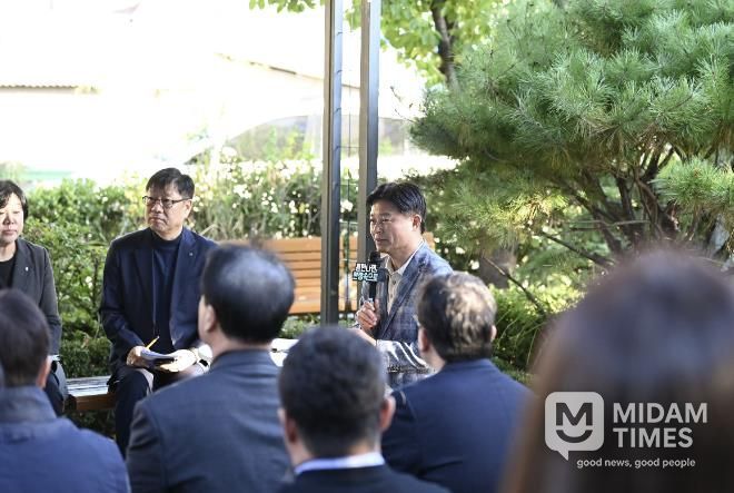 조용익 부천시장(왼쪽에서 세번째)이 27일, 고라개공원에서 열린 ‘틈만나면, 현장속으로’ 에서 레미콘 공장 일대 환경오염 최소화를 위해 주민 및 업체 관계자와 의견을 나누고 있다