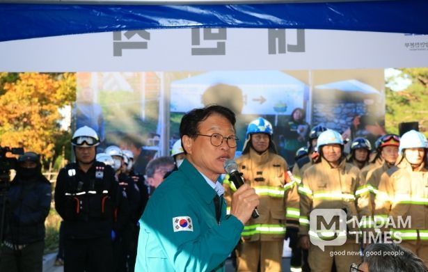 김대권 수성구청장이 ‘2025년 재난대응 안전한국훈련’에서 참여한 기관에 격려인사를 하고 있다.