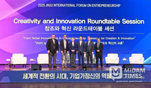 디지털 시대 기술보다 인간을 중심에 둔 기업가정신 강조